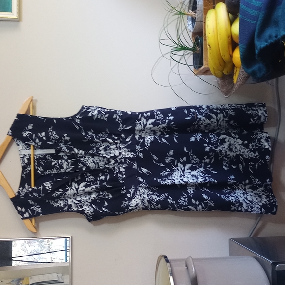 ~3 for $30~ Reformed size 4 floral dress - Picture 4 of 4